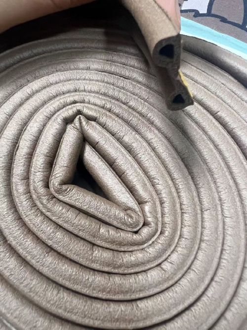 Уплотнитель самоклеящийся P 9*5,5 мм 6м (кор)